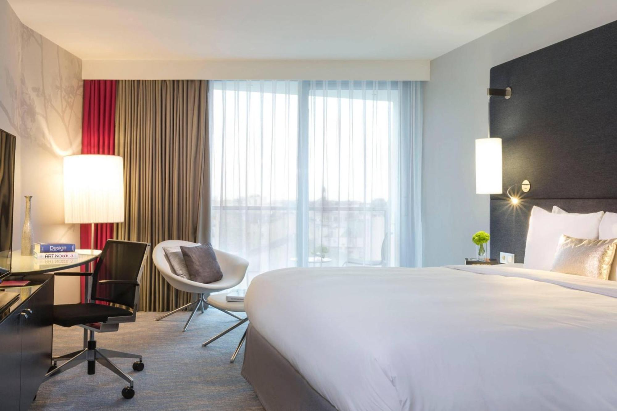 Renaissance Arc De Triomphe 5*